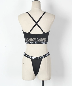 Détail du soutien-gorge de sport en dentelle noire avec bande élastique Hot Artist et string