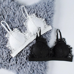 Bralettes élégantes en dentelle de cils noir et blanc sur fond de fausse fourrure douce