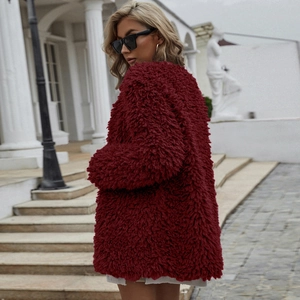 Chic veste courte en fausse fourrure bordeaux avec texture peluche et col rond élégant