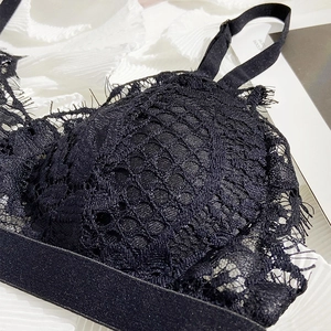 Bralette en dentelle de cils noire avec broderie en maille et large bande élastique