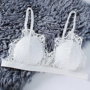 Bralette en dentelle blanche élégante avec motifs floraux et bordure cil sur fond doux