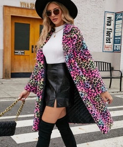 Détail du manteau en fausse fourrure à imprimé léopard multicolore et texture douce
