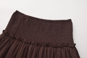 Détail de la taille élastique froncée sur une jupe longue étagée marron café