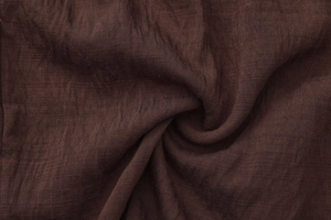 Gros plan détaillé sur le tissu en coton et lin marron foncé avec texture tissée