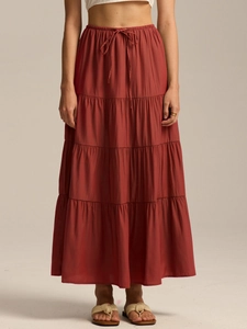 Jupe longue à étages marron-rouge avec taille haute élastique et cordon de serrage