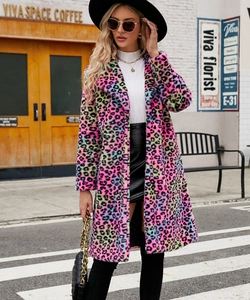 Détail d'un manteau long en fausse fourrure à imprimé léopard coloré et col large