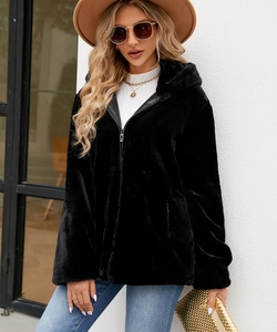 Détail d'une veste à capuche en fausse fourrure noire avec fermeture éclair et texture douce