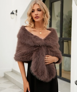 Dettaglio elegante stola in eco-pelliccia marrone scuro con morbida texture per abiti