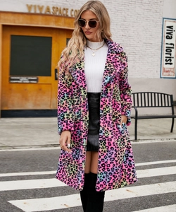 Détail de la texture d'un manteau coloré en fausse fourrure léopard au look urbain