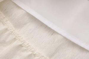 Vista dettagliata della cucitura overlock e della fodera in lino di alta qualità