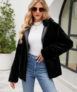 Détail de la veste noire en fausse fourrure pour femme avec capuche et texture douce