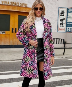 Détail du manteau en fausse fourrure léopard colorée avec texture pelucheuse et motif pop art
