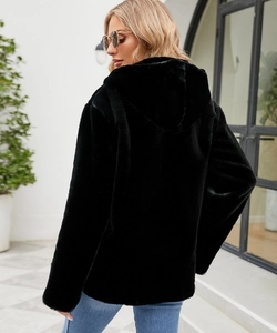 Détail de la texture douce en fausse fourrure sur cette veste à capuche noire