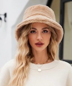 Dettaglio del cappello pescatore in peluche beige che mostra la texture morbida