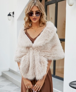 Dettaglio di una stola in ecopelliccia beige per abiti da sera e cerimonie eleganti