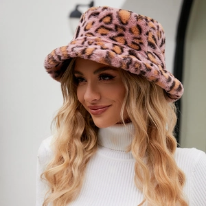 Texture détaillée du bob en fausse fourrure rose avec motif léopard orange élégant