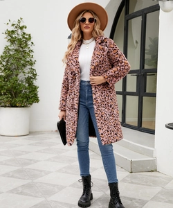 Détail du manteau en fausse fourrure rose à motif léopard avec de larges revers doux