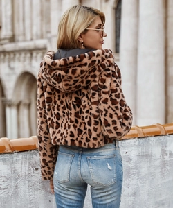 Vue arrière d'une veste en fausse fourrure léopard à capuche avec coupe courte tendance