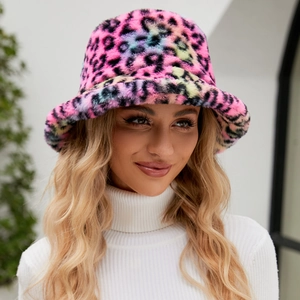 Détail d'un chapeau bob en peluche léopard coloré fabriqué en fausse fourrure