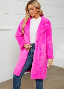 Détail du manteau en fausse fourrure rose vif avec revers larges et texture pelucheuse
