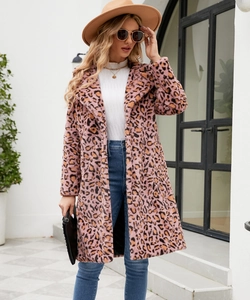 Détail du manteau en fausse fourrure rose à motif léopard avec grand col et coupe longue