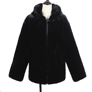 Détail de la veste à capuche en fausse fourrure noire avec fermeture zippée fluide