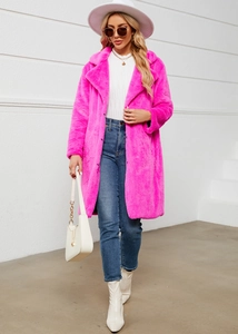 Chic manteau en fausse fourrure magenta avec texture douce et grand col à revers pour l'hiver