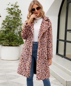 Détail d'un manteau en fausse fourrure rose à imprimé léopard avec revers élégants