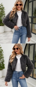 Détail de la texture en fausse fourrure gris foncé d'une veste courte avec un design ouvert