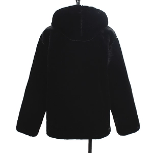 Vue arrière d'une veste courte à capuche en fausse fourrure noire pour femme sur mannequin