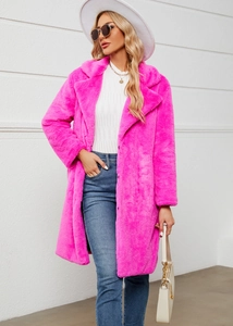 Détail du manteau en fausse fourrure rose vif avec grand revers et style mode urbaine
