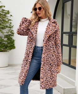 Détails du manteau en fausse fourrure léopard rose avec de larges revers et une texture douce