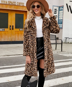 Manteau en fausse fourrure à imprimé léopard avec de larges revers et une coupe longue