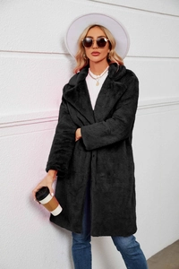 Détail de la texture en fausse fourrure noire du manteau avec col tailleur élégant