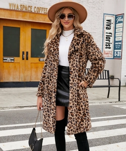 Vue street style d'un manteau en fausse fourrure léopard pour femme avec revers larges