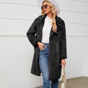 Manteau long en fausse fourrure noire pour femme avec col à revers et texture pelucheuse