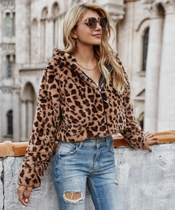 Détail de la texture léopard en fausse fourrure d'une veste à capuche avec zip métallique