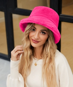 Dettaglio del cappello a secchiello in finta pelliccia fucsia con trama morbida e calda