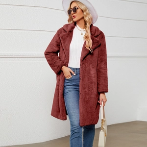 Manteau long en fausse fourrure bordeaux pour femme avec col à revers, style hiver élégant