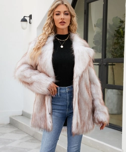 Détail d'un manteau en fausse fourrure blanche avec dégradé brun et texture moelleuse