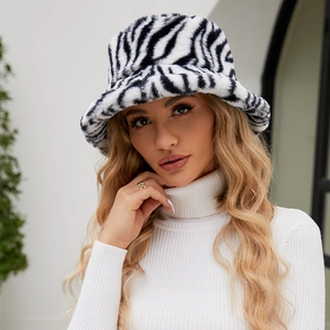 Bob en peluche imprimé zèbre pour femme en fausse fourrure douce avec un bord large