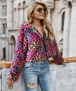 Détail de la veste en fausse fourrure léopard colorée avec capuche et zip métallique