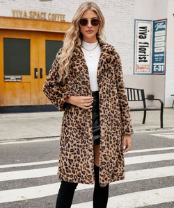 Manteau en fausse fourrure léopard avec grands revers et texture douce en vue de rue