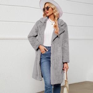 Détail d'un manteau gris en fausse fourrure avec texture douce et large revers