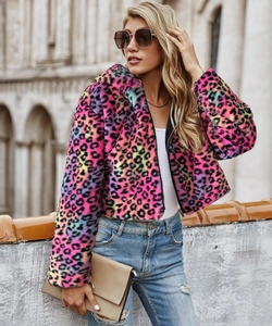 Détail de la texture en fausse fourrure léopard colorée sur une veste courte à capuche