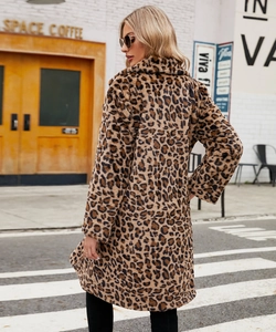 Vue de dos d'un manteau long en fausse fourrure à imprimé léopard dans un décor urbain