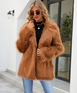Détail d'un manteau en fausse fourrure marron avec revers oversize et texture moelleuse