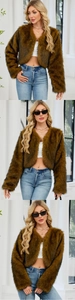 Détail de la veste courte en fausse fourrure vert olive avec col rond et texture pelucheuse