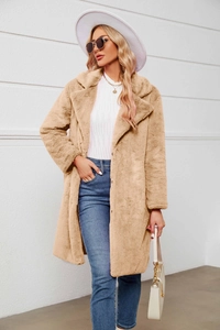 Détail d'un manteau en fausse fourrure marron clair avec texture pelucheuse et grand revers