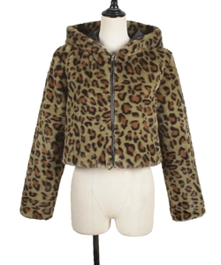 Détail d'une veste en fausse fourrure à capuche avec imprimé léopard et fermeture éclair noire
